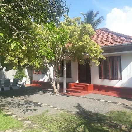 Circus Lagoon Hideaway Bed & Breakfast Dodanduwa Exterior foto