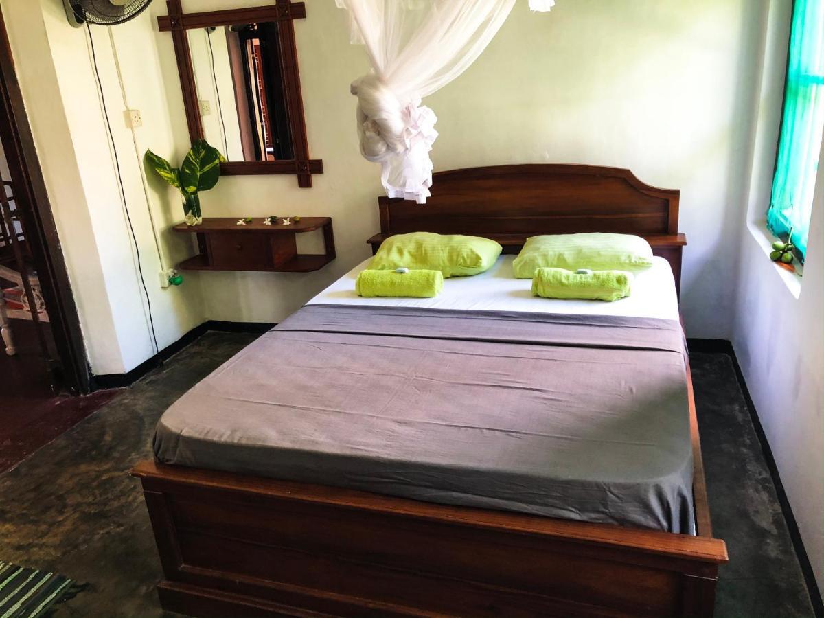 Circus Lagoon Hideaway Bed & Breakfast Dodanduwa Exterior foto