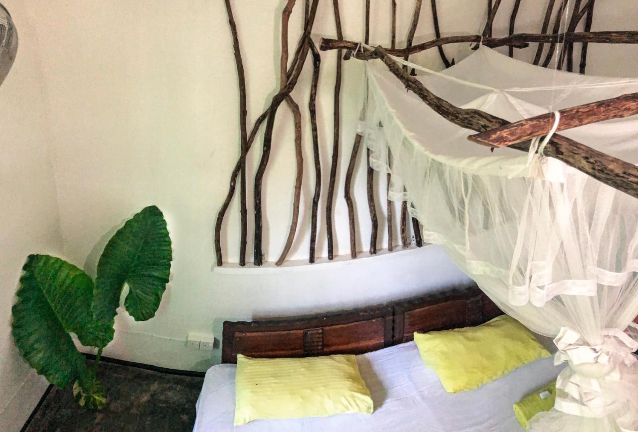 Circus Lagoon Hideaway Bed & Breakfast Dodanduwa Exterior foto